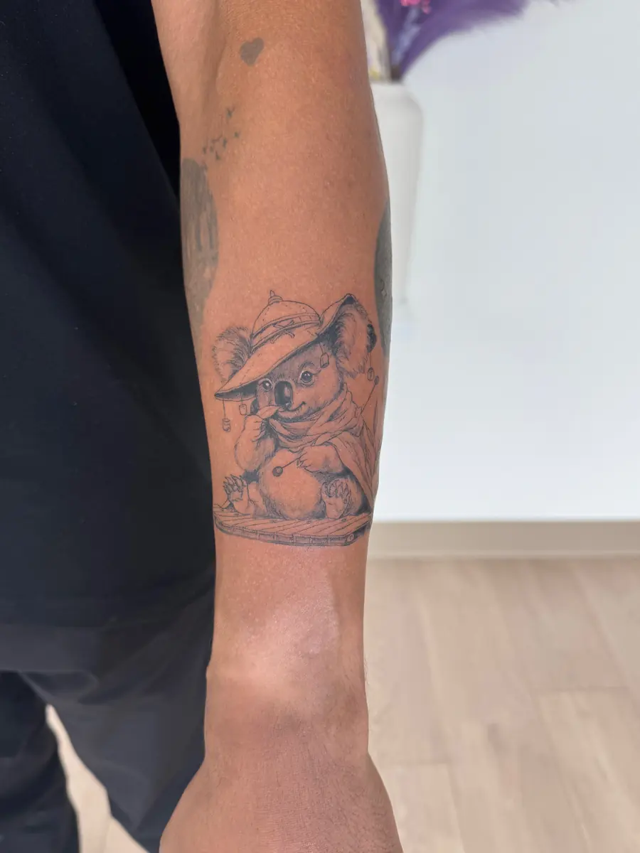 Tatuaż fine line — realizacja 3, autor @zezitattoo