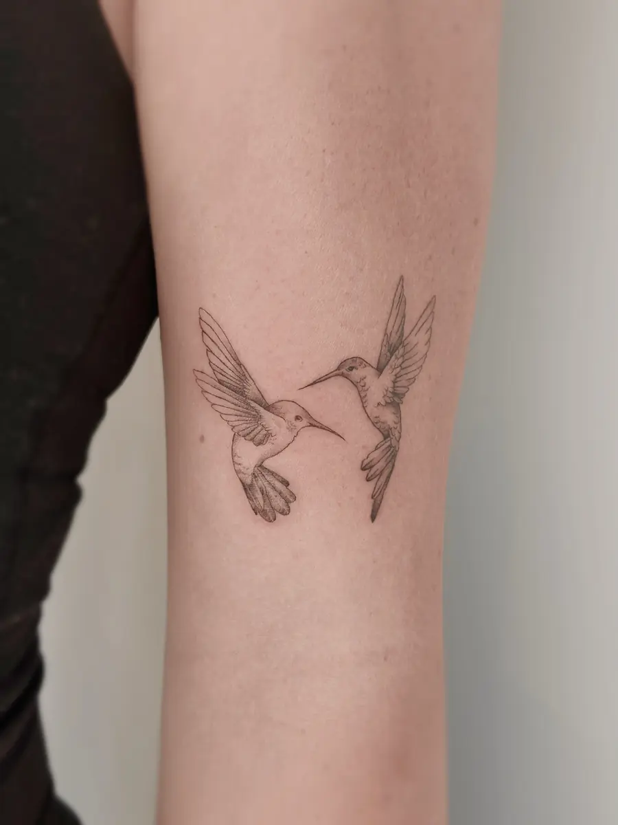 Tatuaż fine line — realizacja 12, autor @nicaartistry