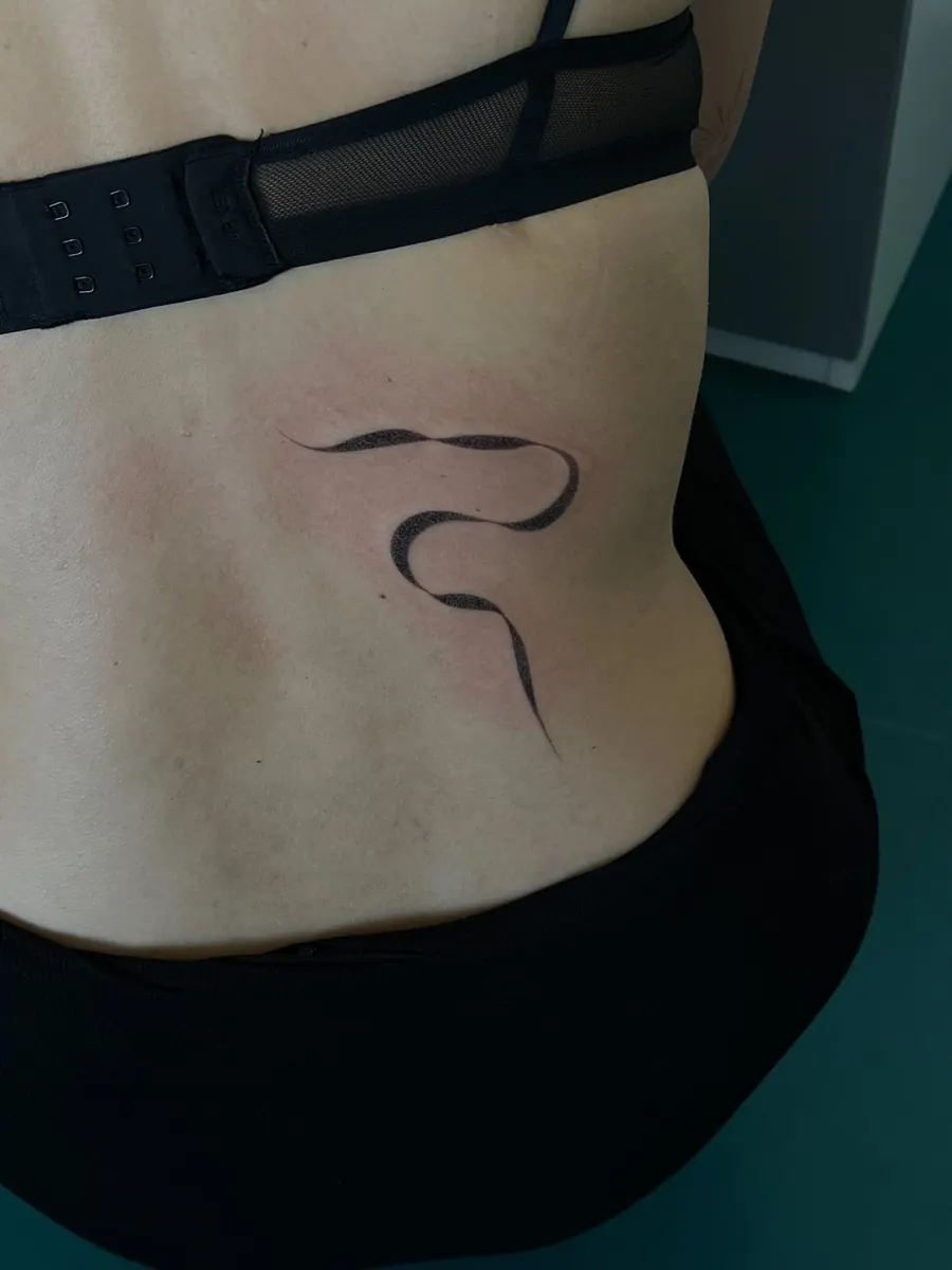 Tatuaż fine line — realizacja 24, autor @laramaju