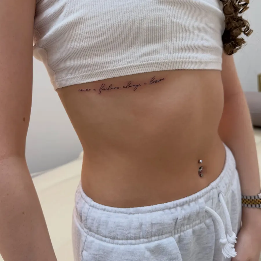 Tatuaż fine line — realizacja 26, autor @twentytwo.tattoos