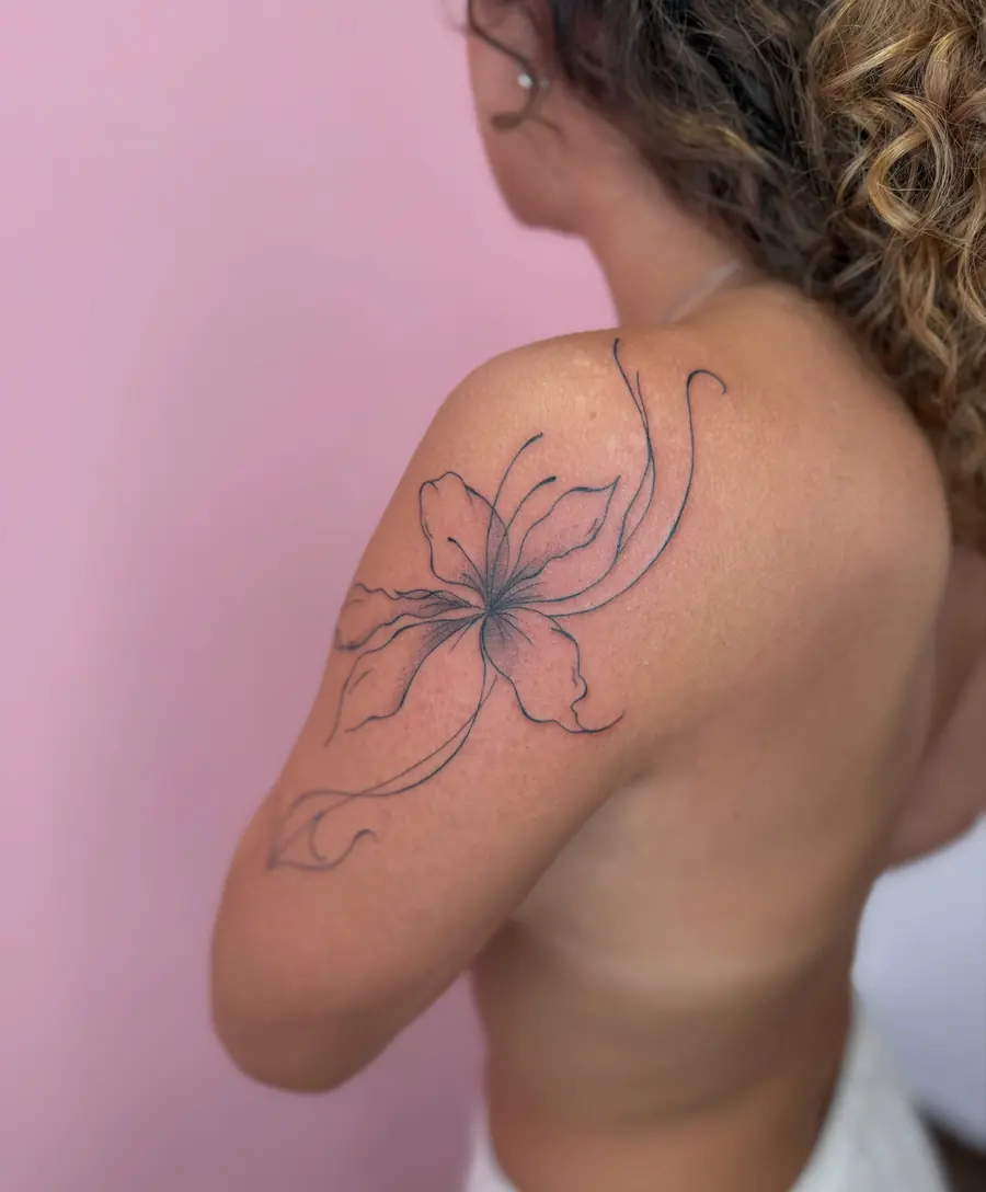 Tatuaż fine line — realizacja 27, autor @frarigheztattoo