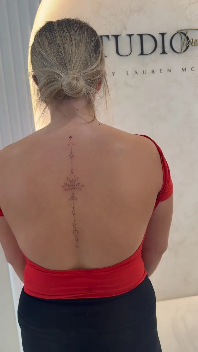 Tatuaż fine line — realizacja 37, autor @twentytwo.tattoos