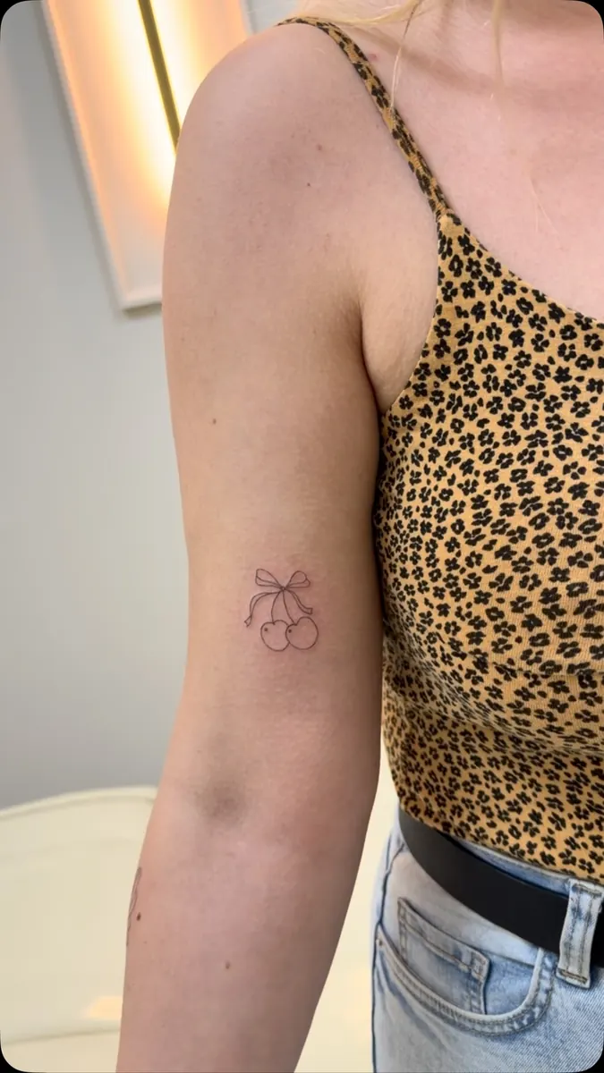 Tatuaż fine line — realizacja 39, autor @twentytwo.tattoos