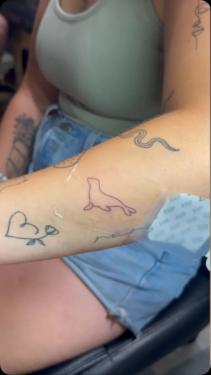 Tatuaż fine line — realizacja 40, autor @xtracetattoo
