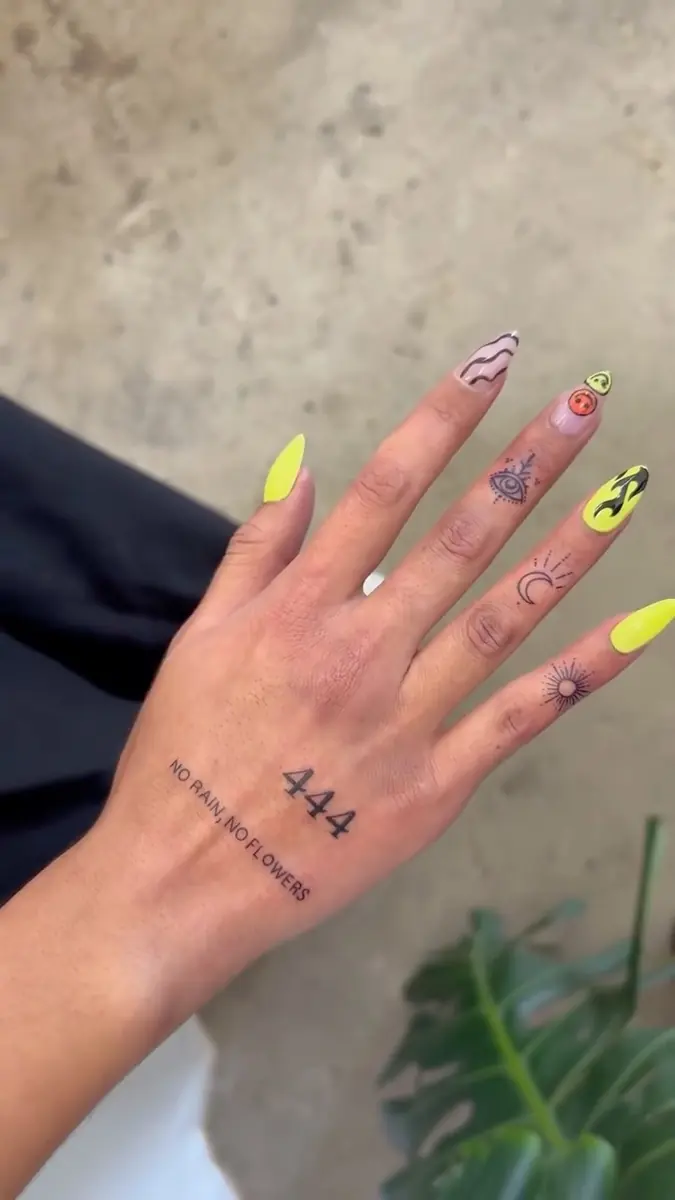 Tatuaż fine line — realizacja 50, autor @tri_line_tattoos