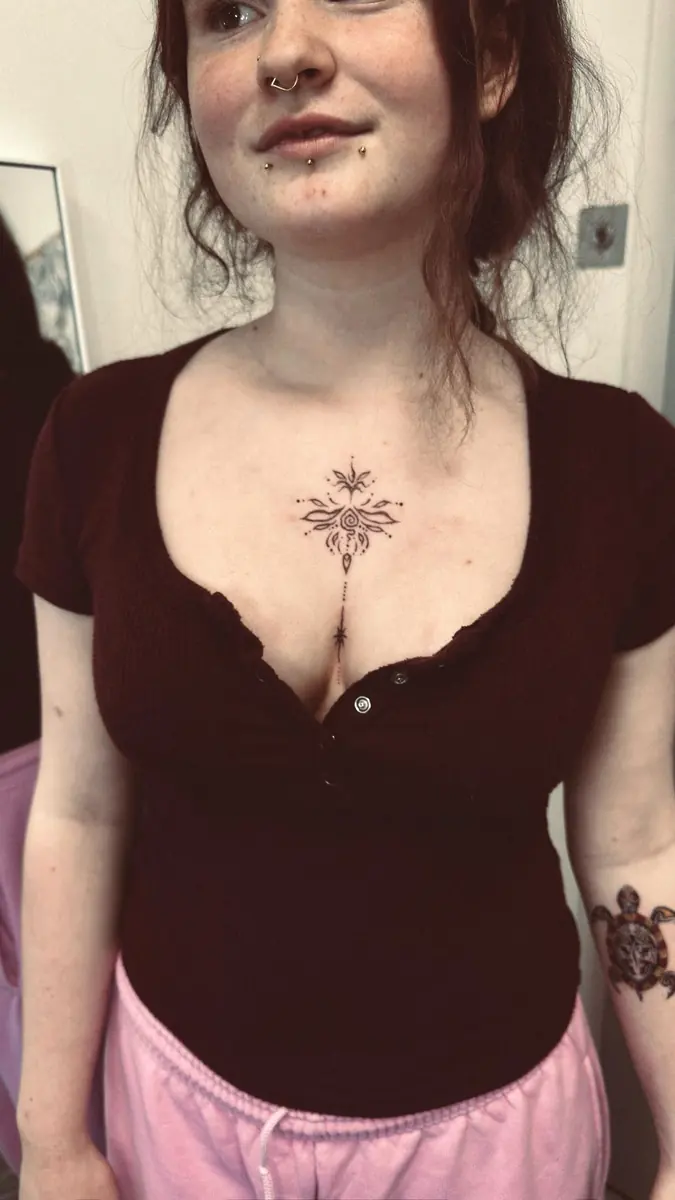 Tatuaż fine line — realizacja 56, autor @juliaguerratattoo