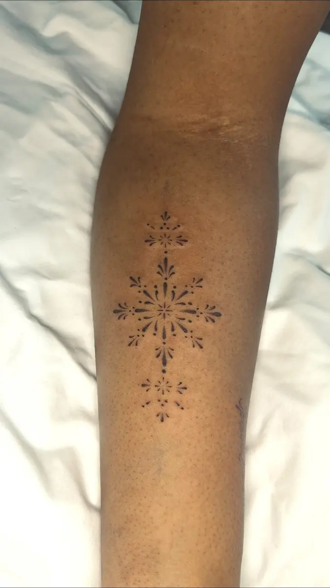 Tatuaż fine line — realizacja 58, autor @juliaguerratattoo