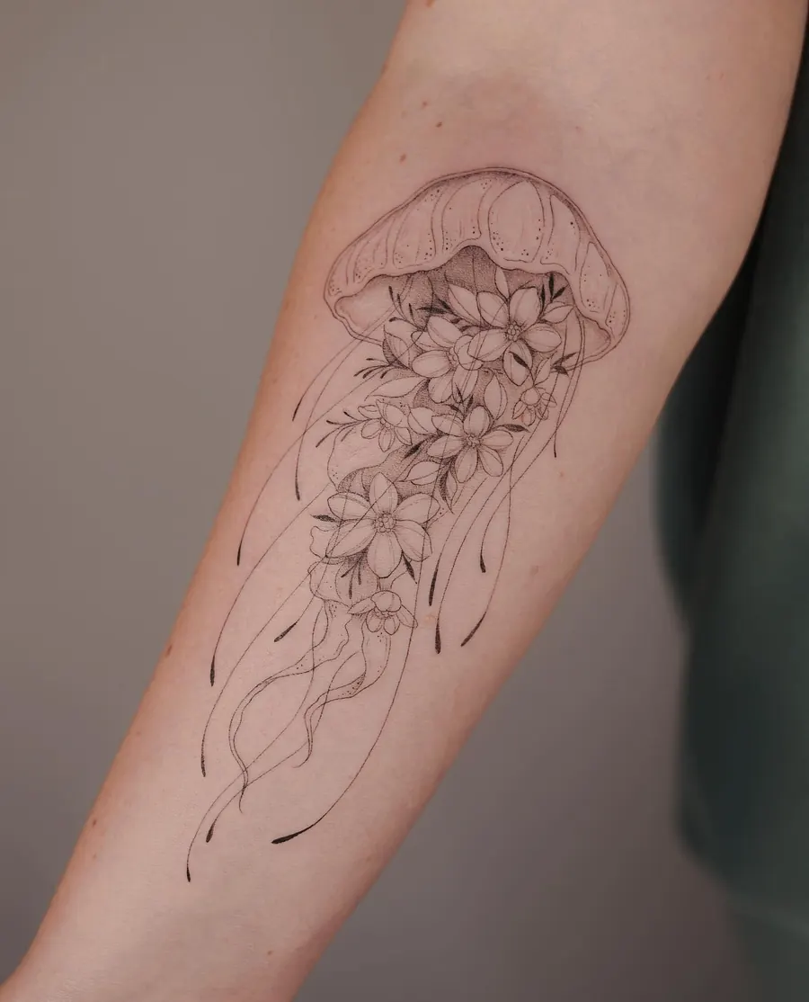 Tatuaż fine line — realizacja 64, autor @geehawkestattoo