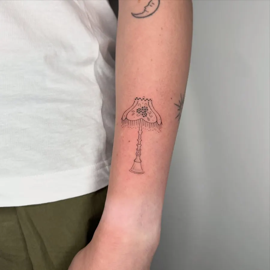 Tatuaż fine line — realizacja 73, autor @amylowdontattoo
