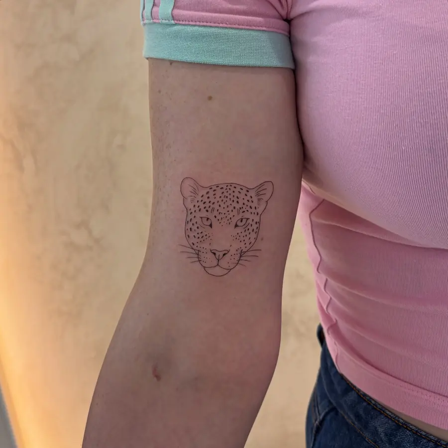Tatuaż fine line — realizacja 74, autor @twentytwo.tattoos
