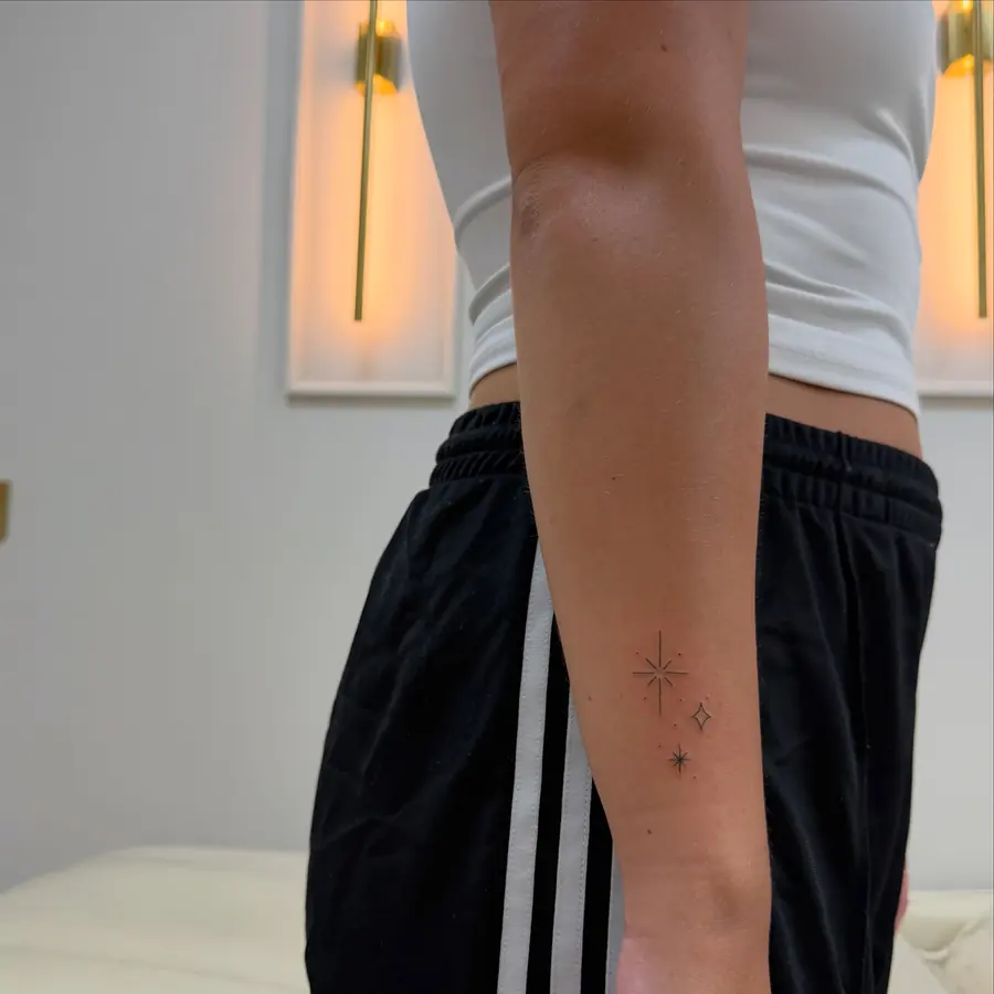 Tatuaż fine line — realizacja 76, autor @twentytwo.tattoos