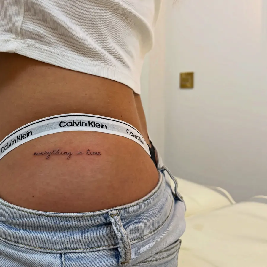 Tatuaż fine line — realizacja 77, autor @twentytwo.tattoos