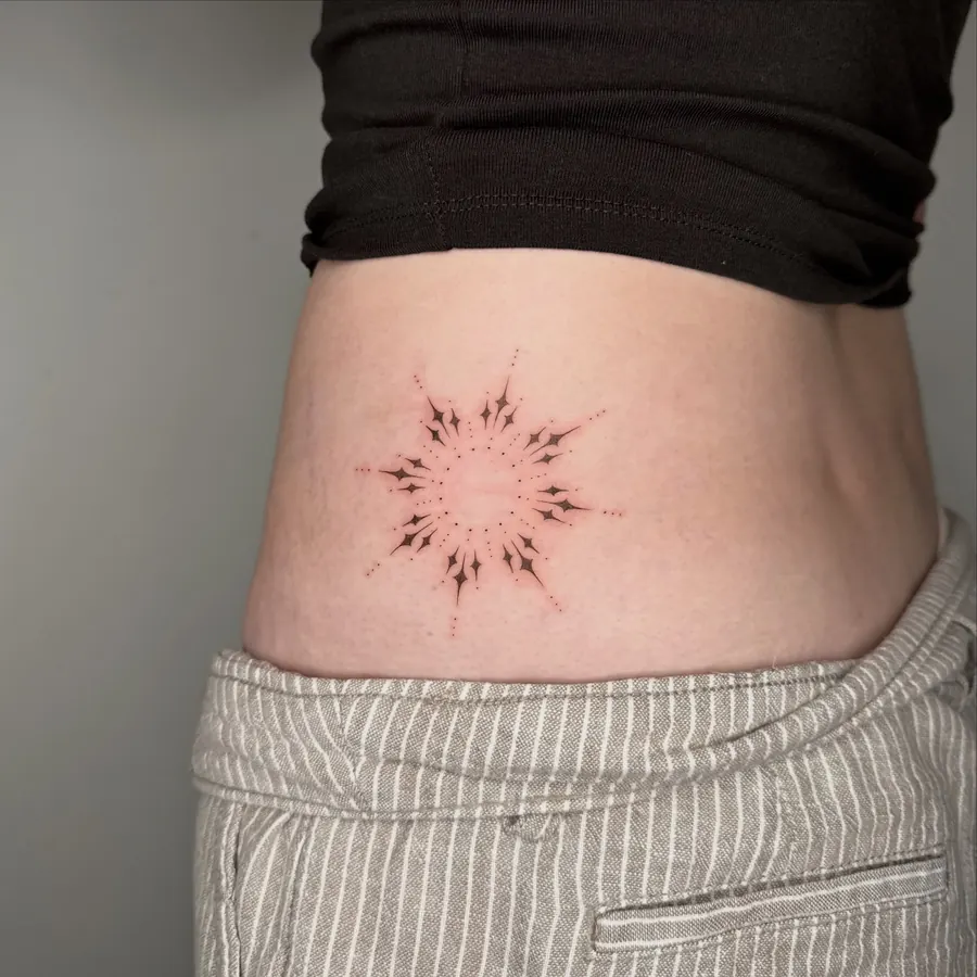 Tatuaż fine line — realizacja 78, autor @amylowdontattoo
