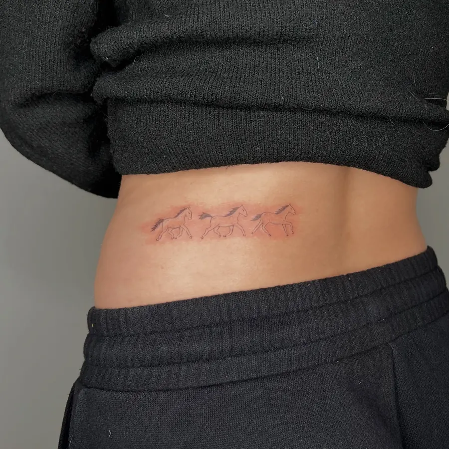 Tatuaż fine line — realizacja 79, autor @amylowdontattoo