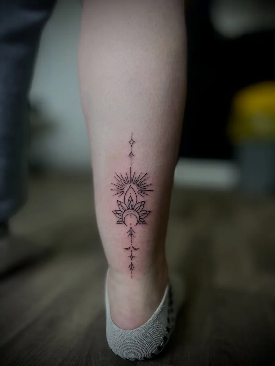 Tatuaż fine line — realizacja 80, autor @tintsandtats