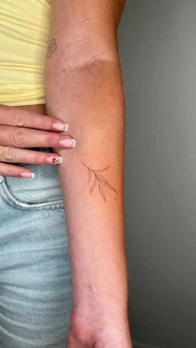Tatuaż fine line — realizacja 81, autor @amylowdontattoo