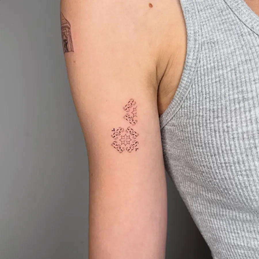 Tatuaż fine line — realizacja 86, autor @amylowdontattoo