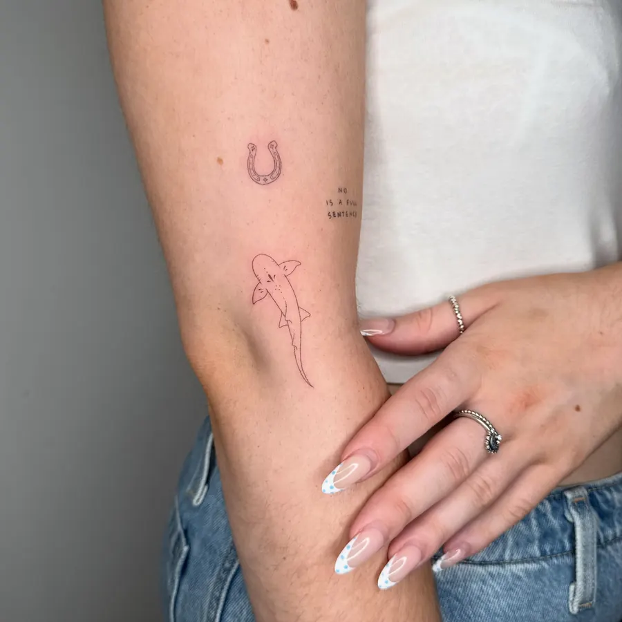 Tatuaż fine line — realizacja 87, autor @amylowdontattoo