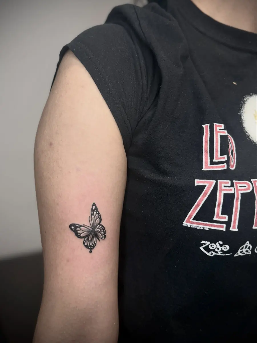 Tatuaż fine line — realizacja 100, autor @umair.inkzone