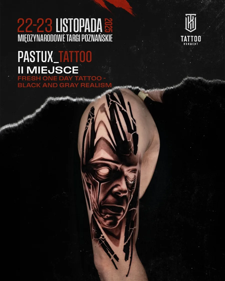 Czarno-szary tatuaż na zewnętrznym ramieniu oznaczony jako praca Pastiux Tattoo