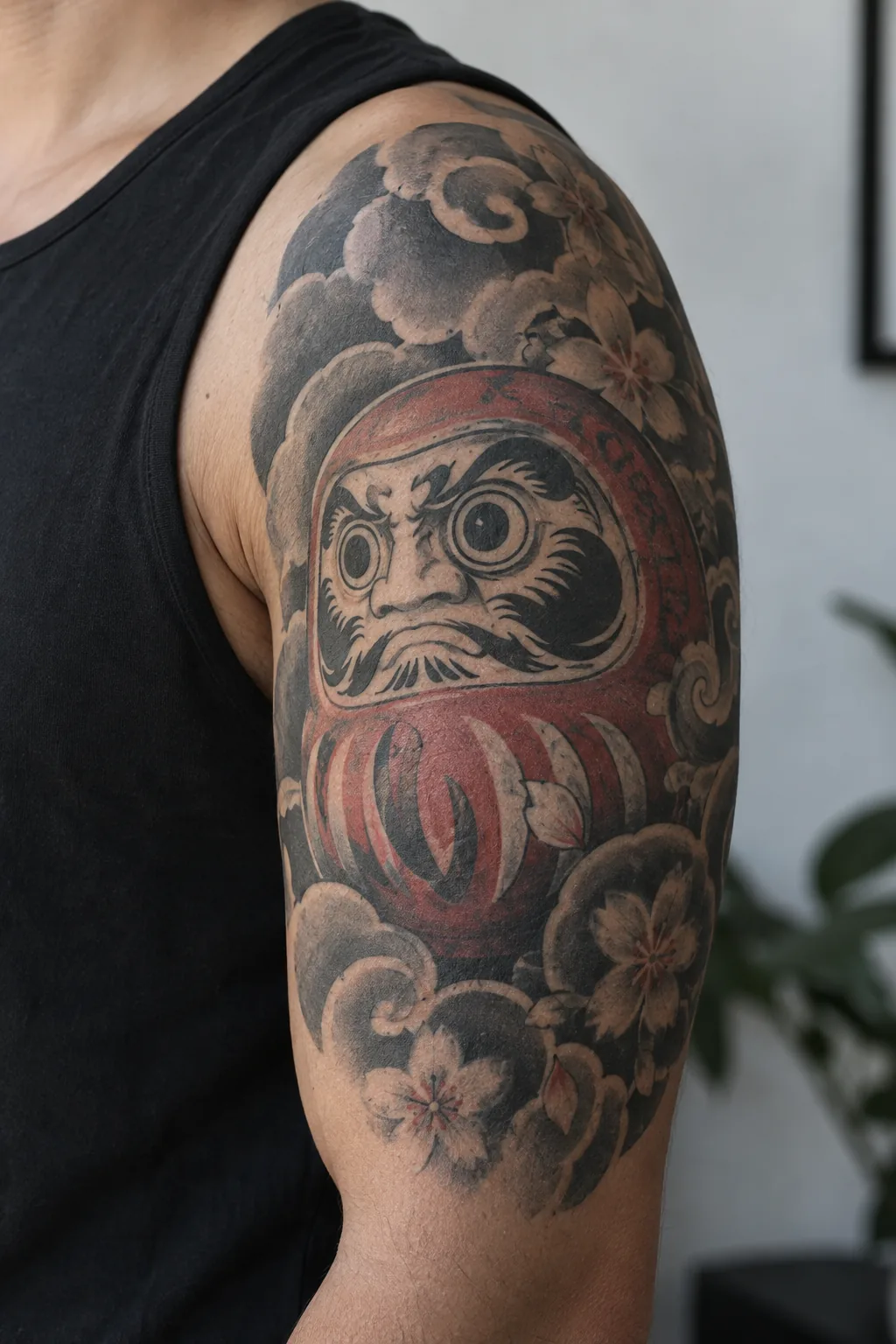 Fotorealistyczna wizualizacja redakcyjna: daruma na ramieniu — tatuaż na ciele