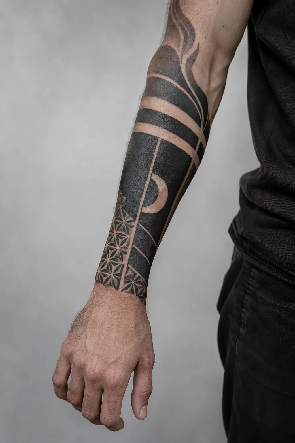 Fotorealistyczna wizualizacja redakcyjna: geometryczny blackwork na przedramieniu — tatuaż na ciele