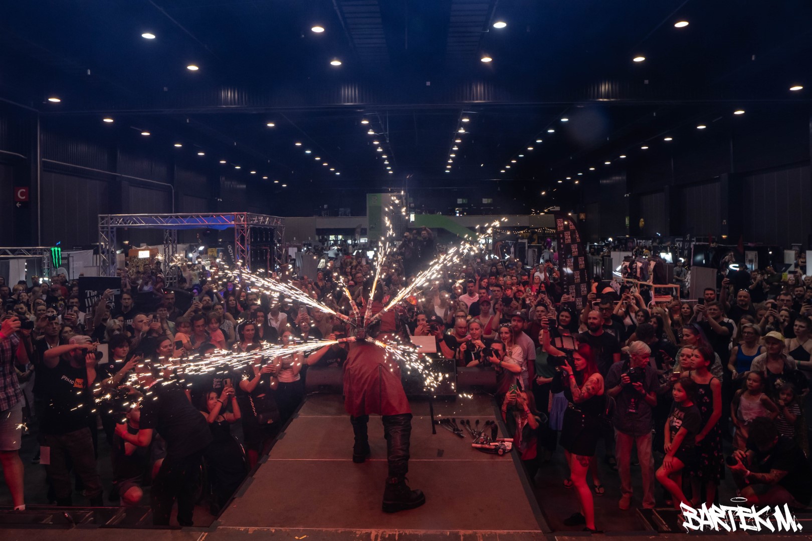 Publiczność Gdańsk Tattoo Konwent 2023 widziana ze sceny