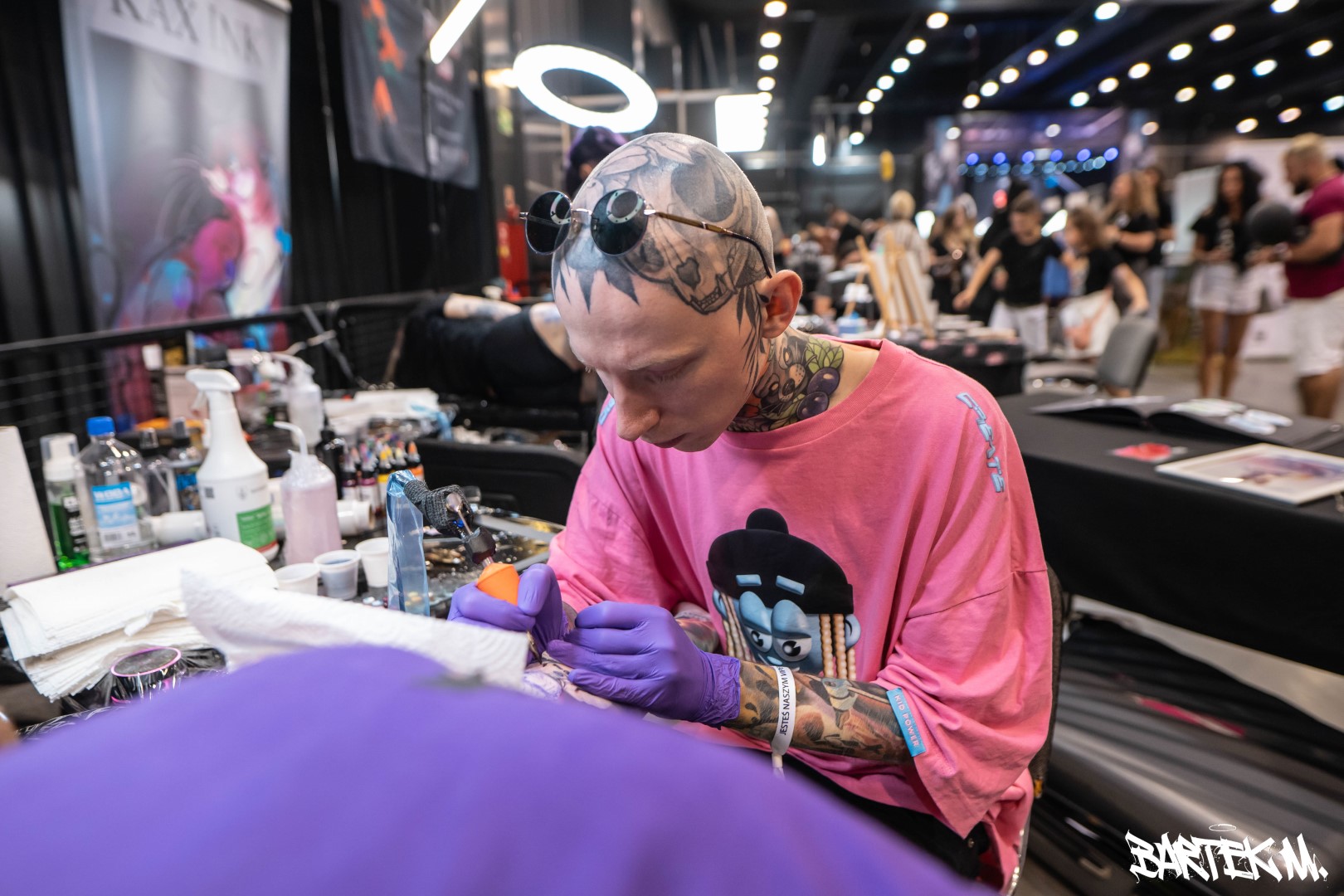 Tatuator podczas pracy na Gdańsk Tattoo Konwent 2023