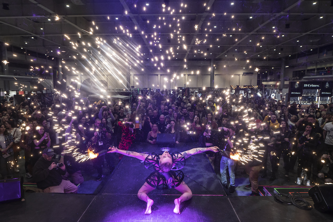 Performance i publiczność podczas Poznań Tattoo Konwent 2023