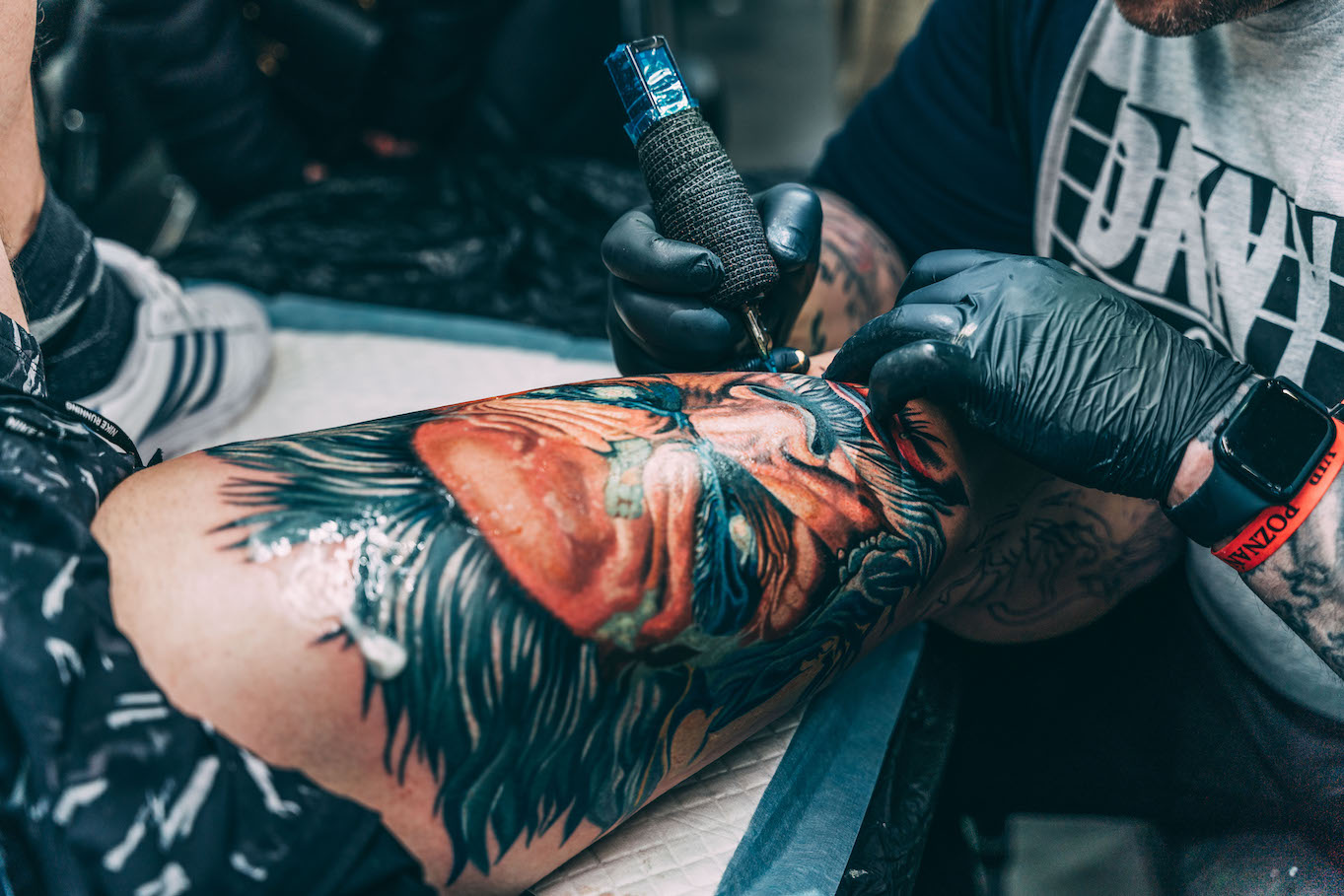 Tatuaż wykonywany podczas Poznań Tattoo Konwent 2023